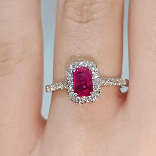 Anello in Oro Bianco 18kt con Rubino 0,64 ct e Diamanti Brillanti 0,23 ct