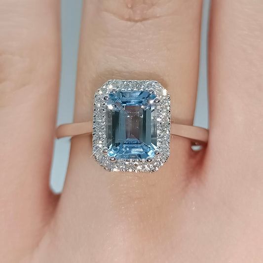 Anello in Oro Bianco 18kt con Acquamarina 1,19 ct e Diamanti Brillanti 0,22 ct