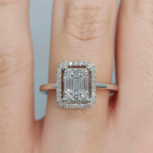 Anello in Oro Bianco 18kt con Diamanti 0,29 ct e Contorno di Brillanti 0,21 ct