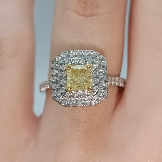 Anello in Oro Bianco 18kt con Diamante Fancy 0,72 ct e Doppio Contorno di Brillanti 0,40 ct