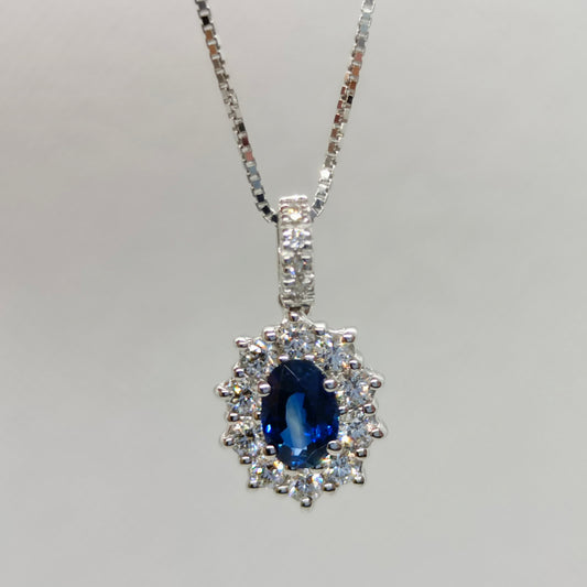 Girocollo in Oro Bianco 18kt con Pendente Margherita Zaffiro Blu 0,56 ct e Diamanti 0,34 ct